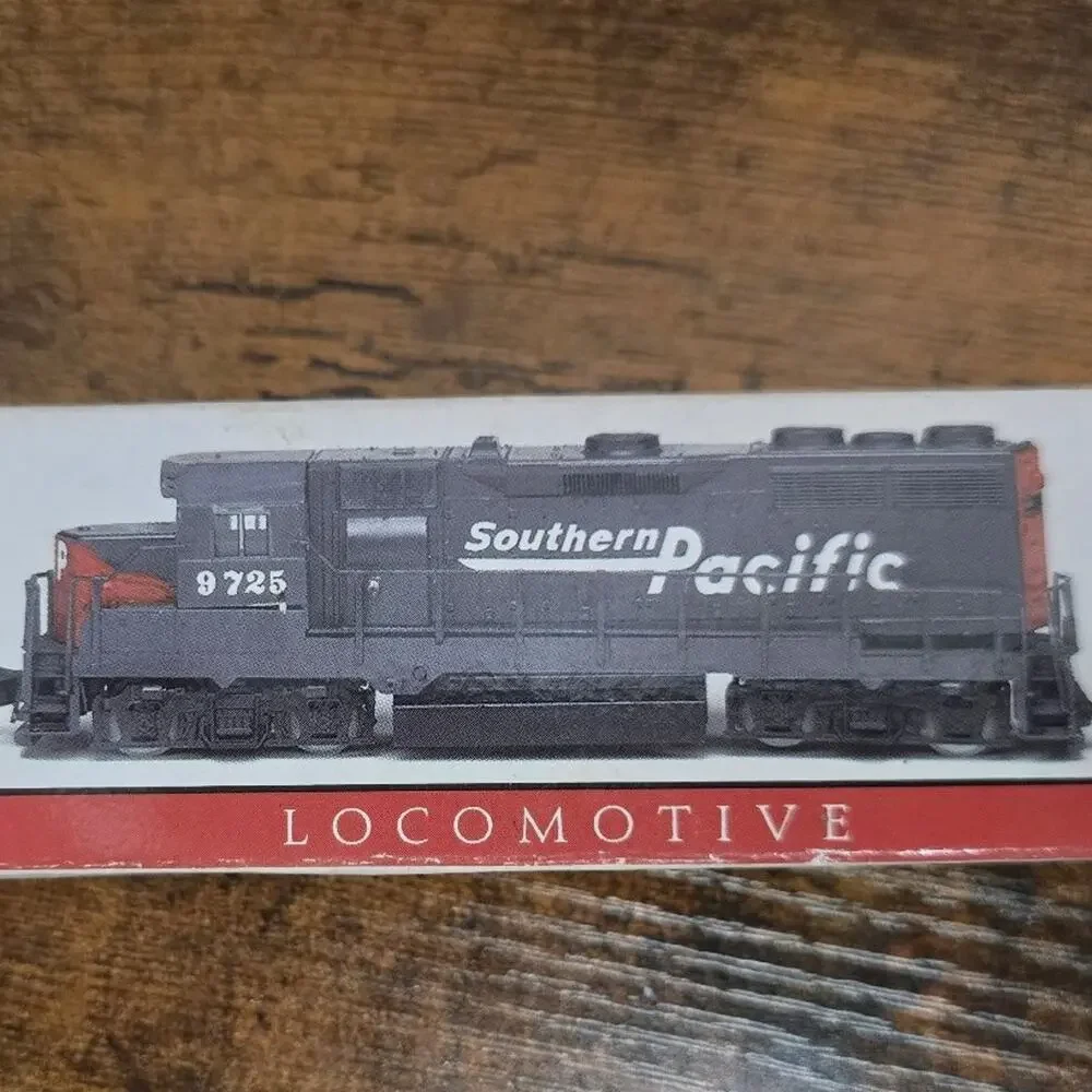 HIGH SPEED METAL SOUTHERN PACIFIC LOCOMOTIVE 9725 SCALE MODEL 5 INCH BOX